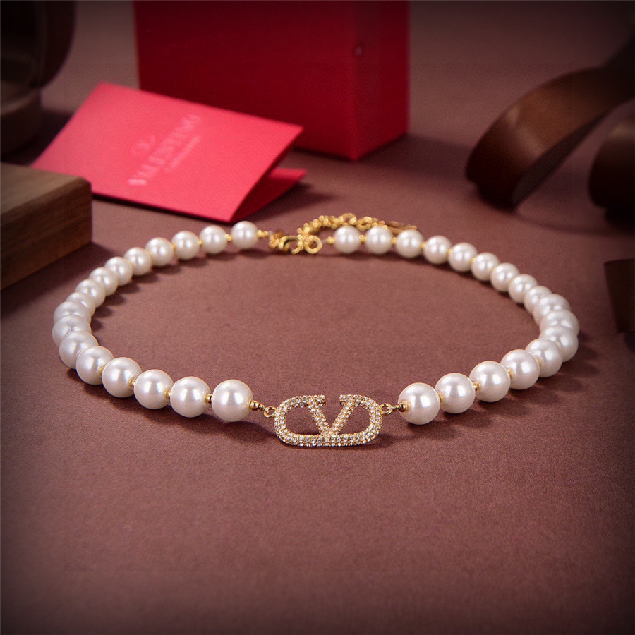 Va1e*ntin0 logo necklace
