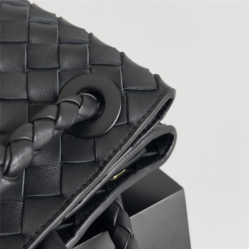 B0tt*ga andiamo medium bag in black