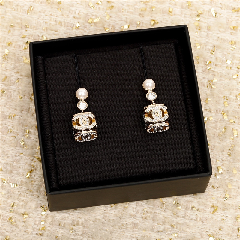 ch**el full D1am0nd sieve double c earrings