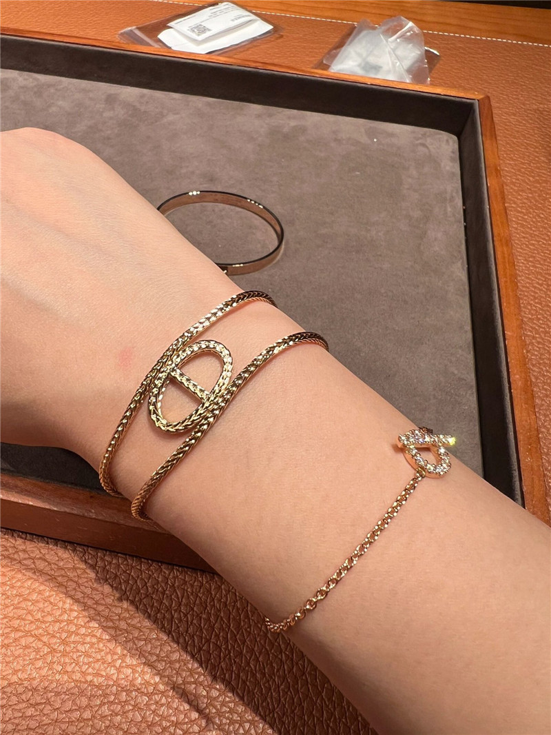 H**me5 pork nose bracelet