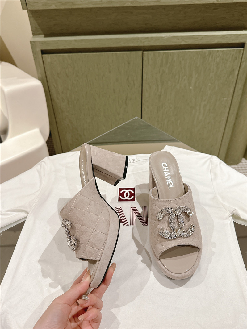 ch**el horseshoe heel D1am0nd logo slippers