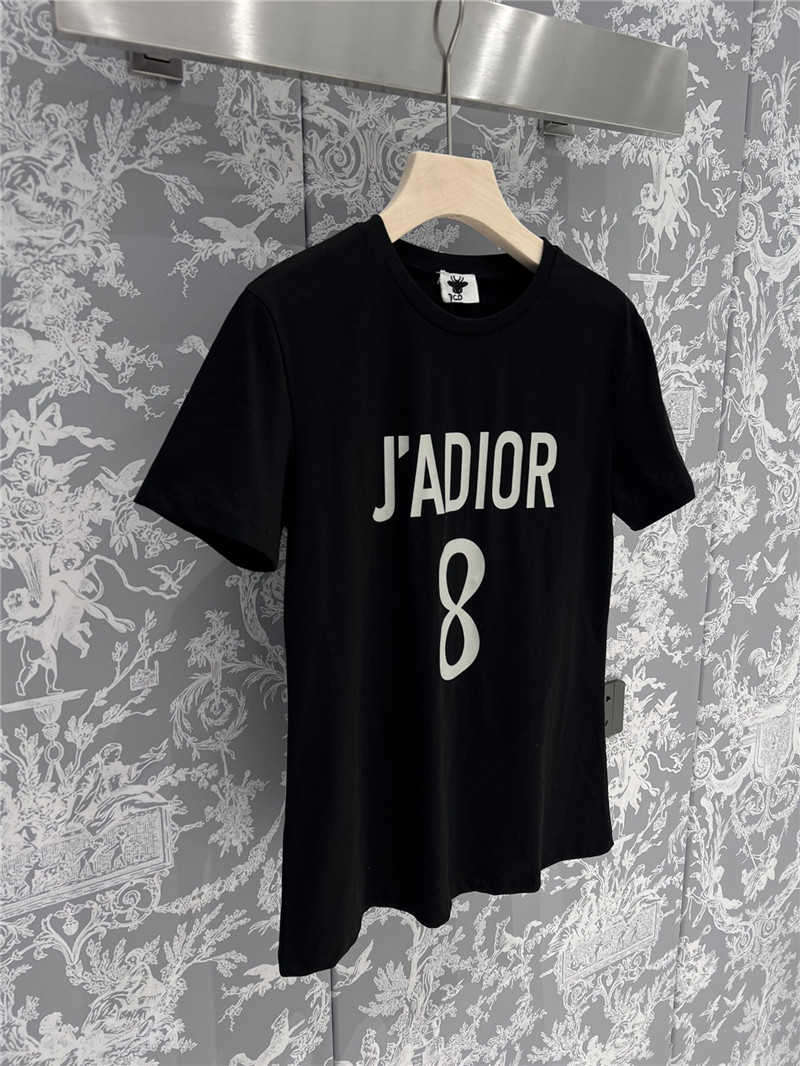 D10r printed number 8 t-shirt