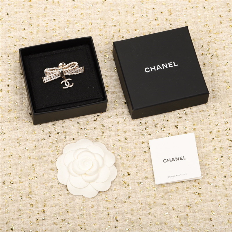 Ch**el bow brooch
