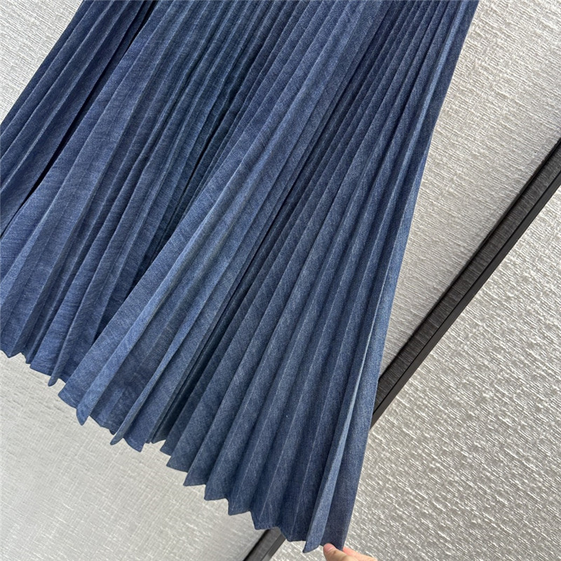 Va1e*ntin0 ach**elordion pleated denim skirt replica d&g clothing