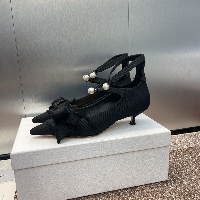 D10r aD10rable black fringed grosgrain pump