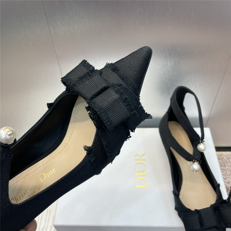 D10r aD10rable black fringed grosgrain pump