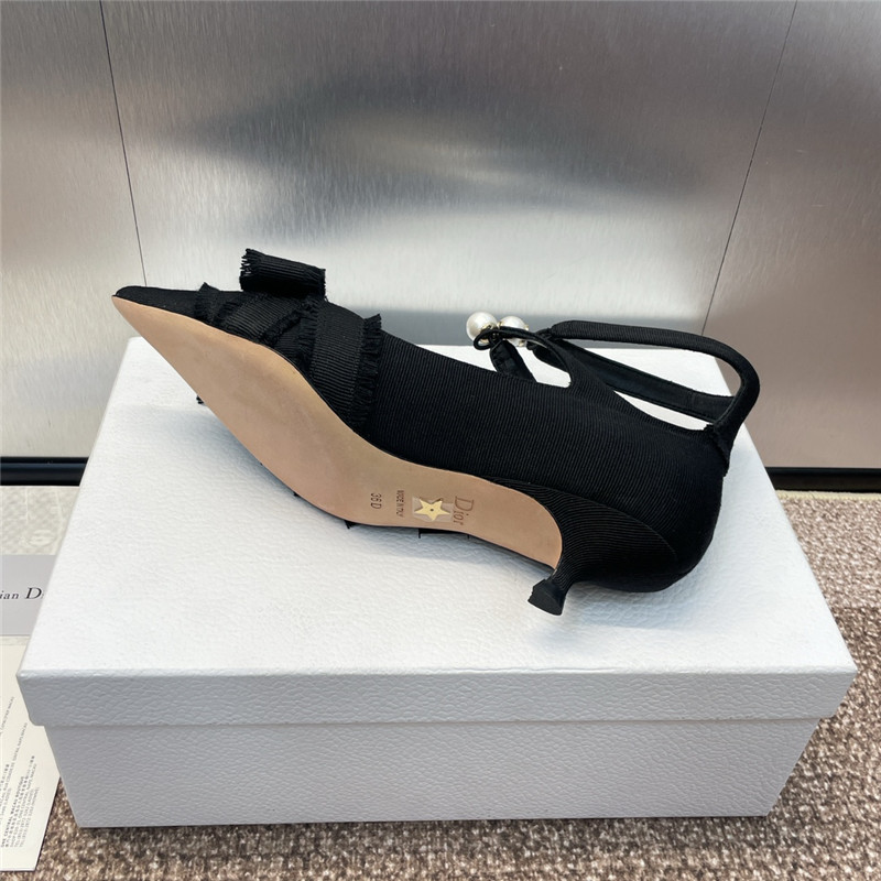 D10r aD10rable black fringed grosgrain pump