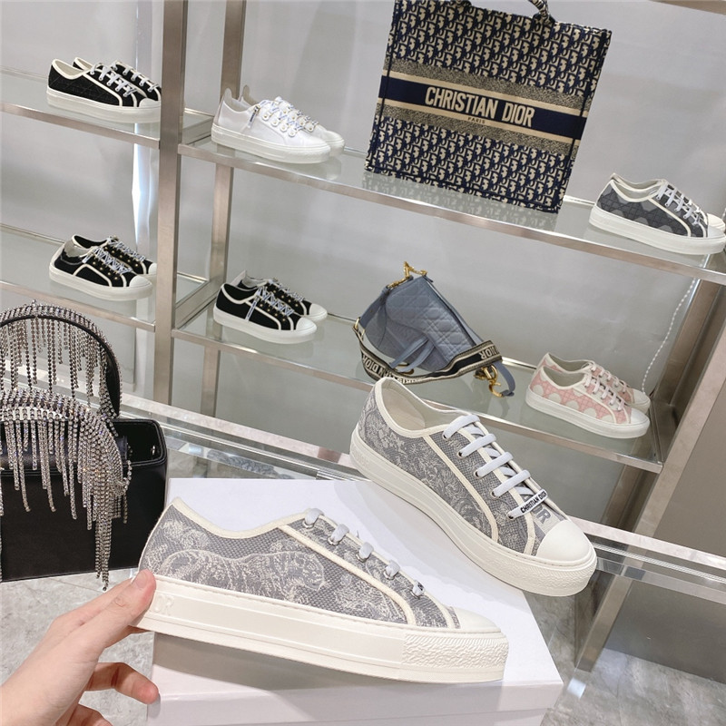 D10r embroidered walk’n sneakers gray