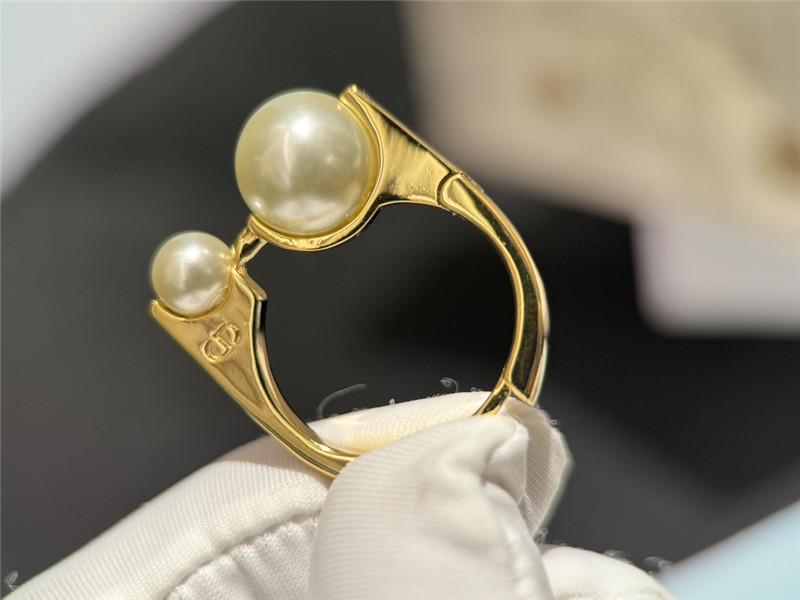 D10r pearl earrings