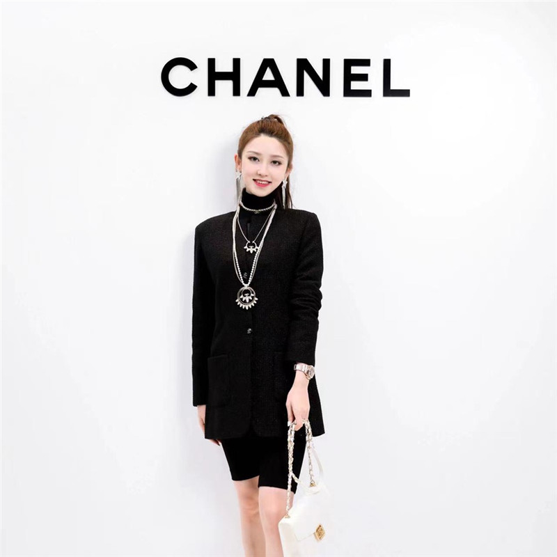 Ch**el rivet pearl necklace
