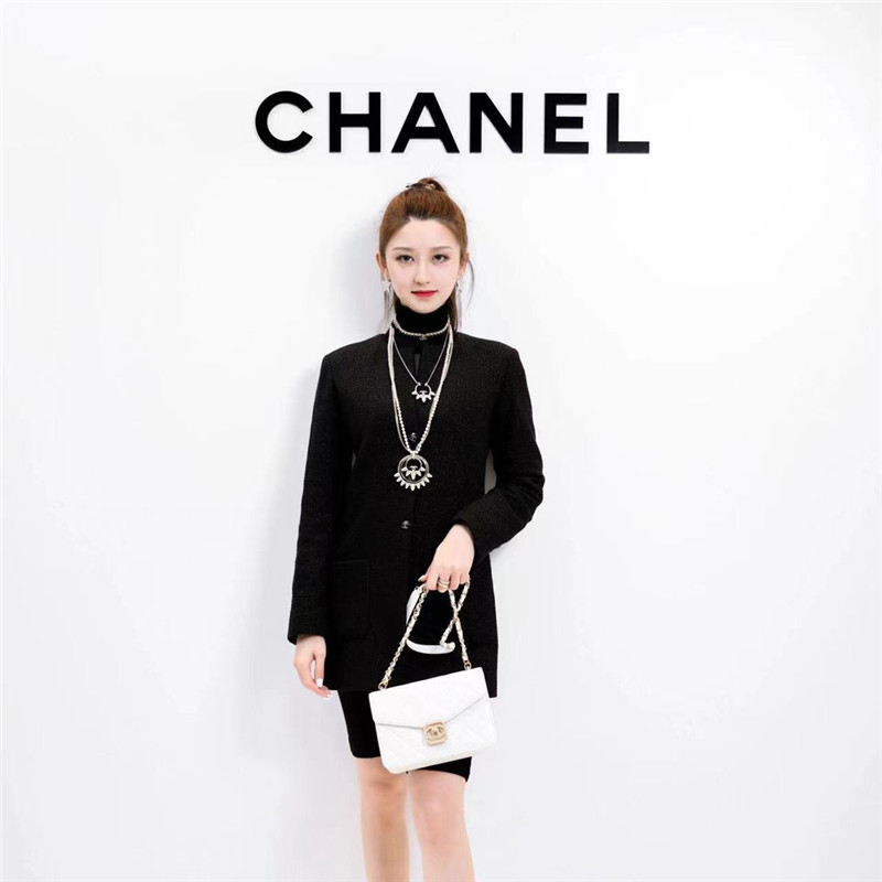 Ch**el rivet pearl necklace