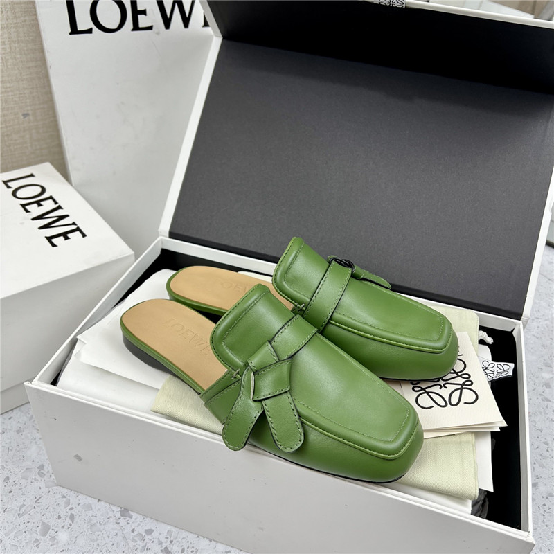 L0ew* gate flat mule in green