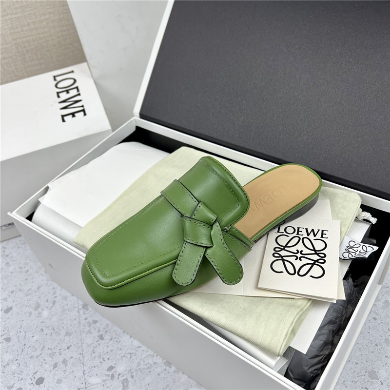 L0ew* gate flat mule in green