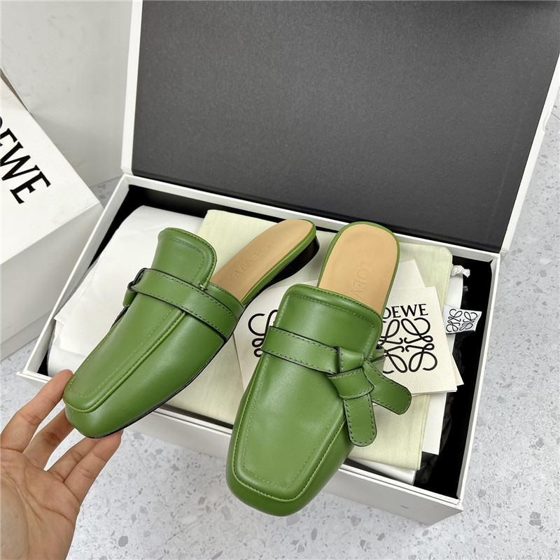 L0ew* gate flat mule in green