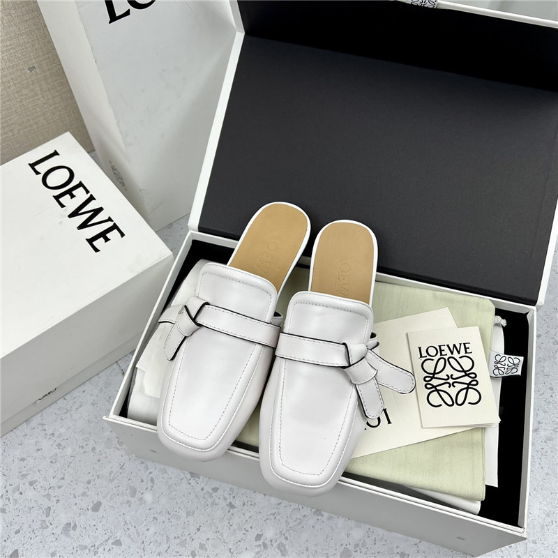 L0ew* gate flat mule in white