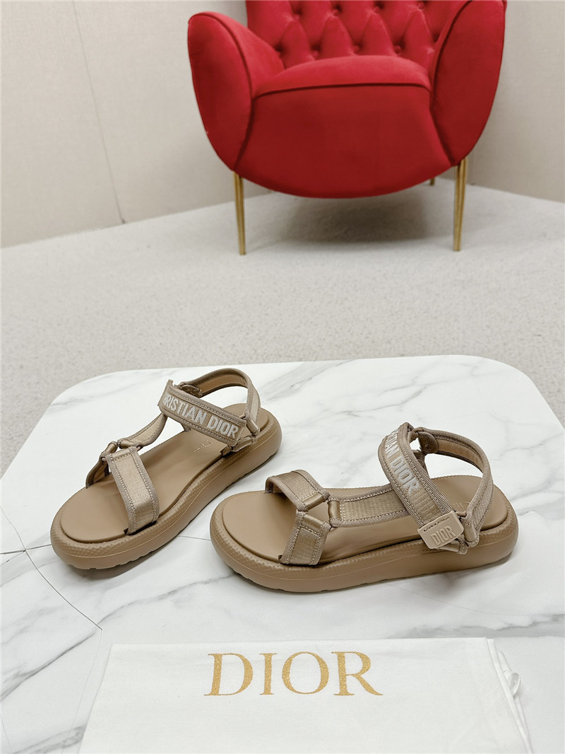 D10r women’s beige d-wave sandals