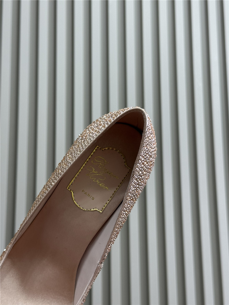 roger u1u1er beige flower d1am0nd buckle heels