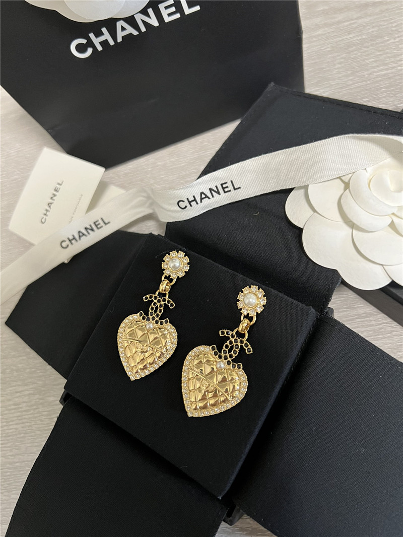ch**el D1am0nd heart black D1am0nd double c earrings