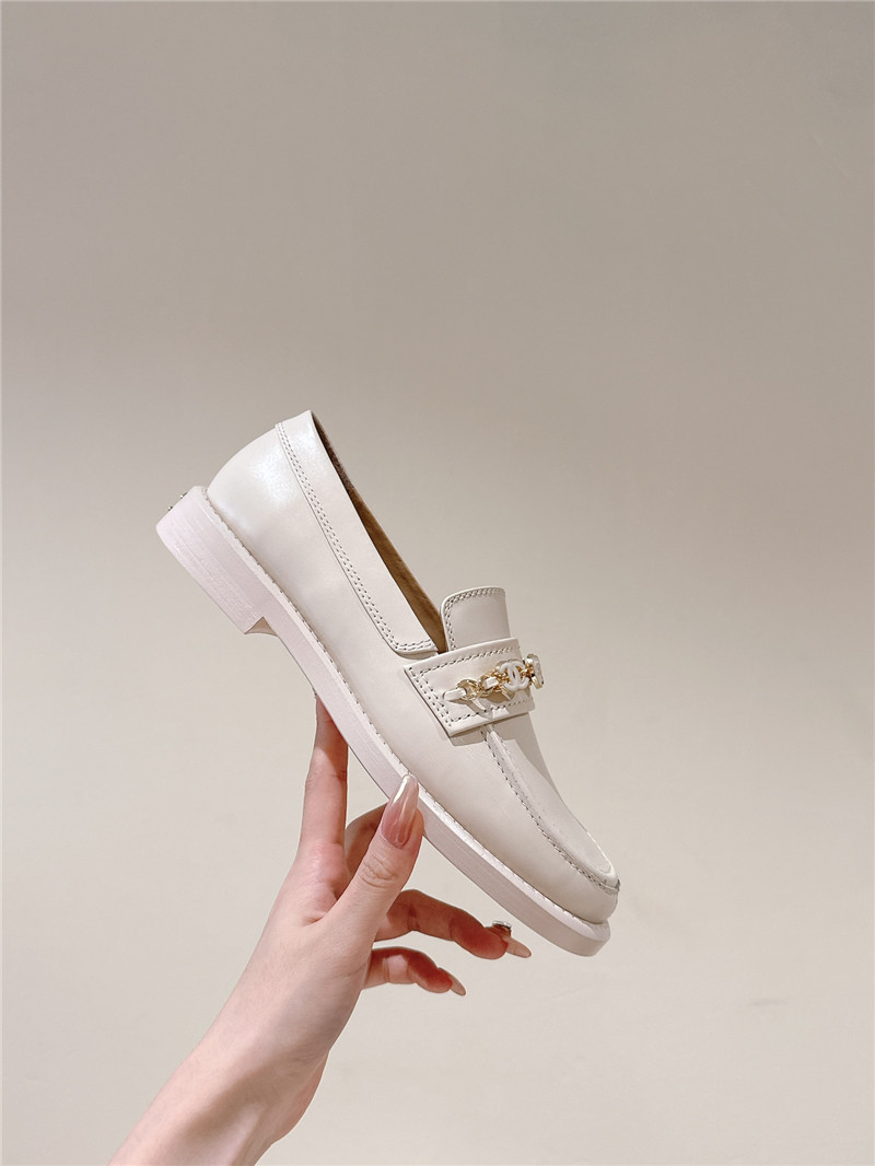 Ch**el heart chain loafers in ivory calfskin