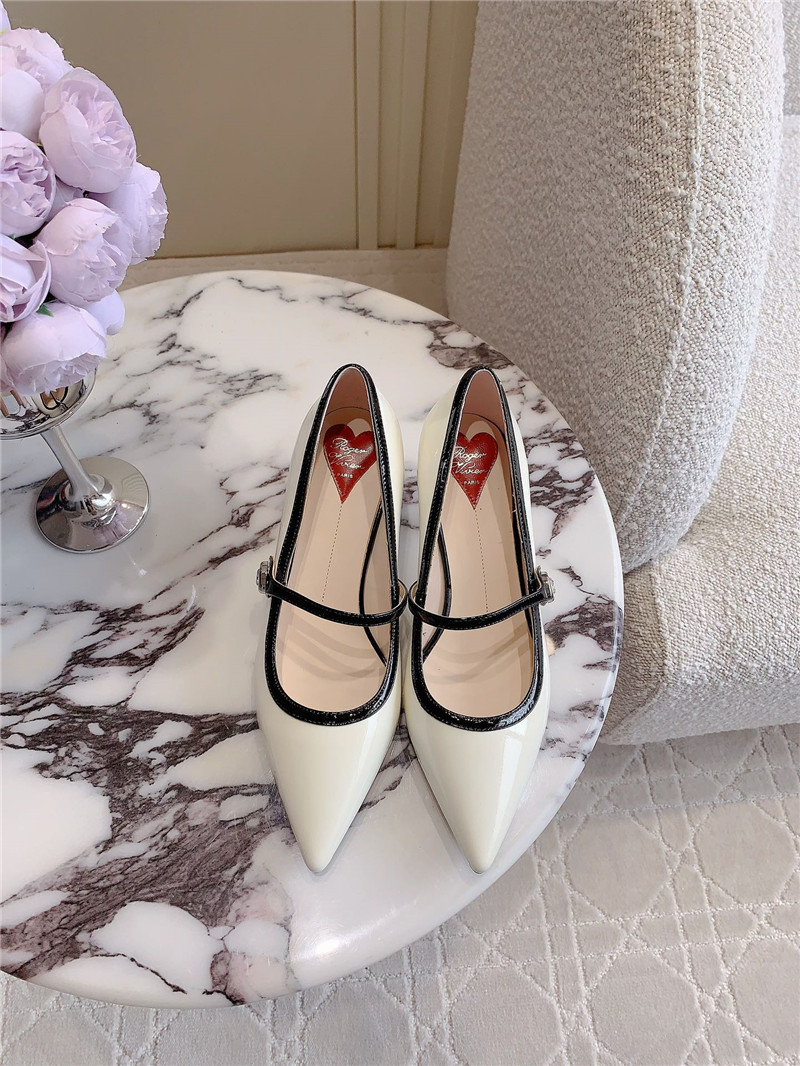 roger u1u1er virgule mary jane pumps off-white patent leather