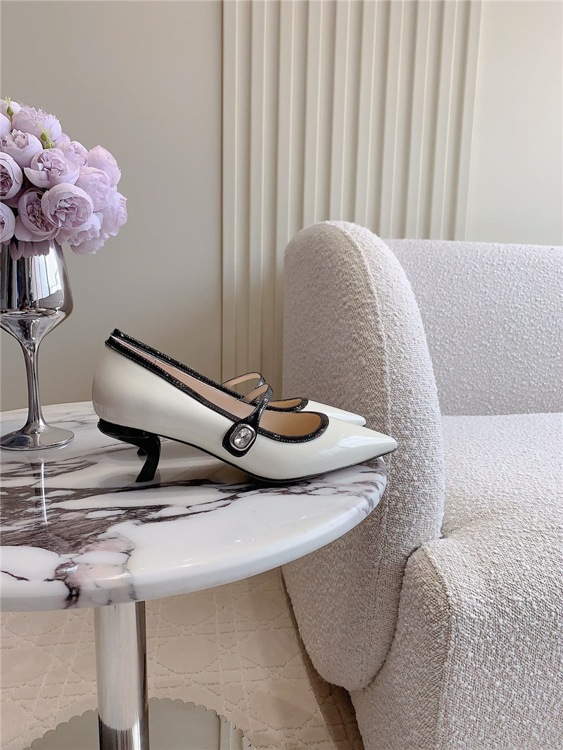 roger u1u1er virgule mary jane pumps off-white patent leather