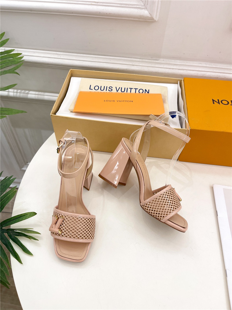 l0vis Vvtt0n shake sandal in beige patent calfskin