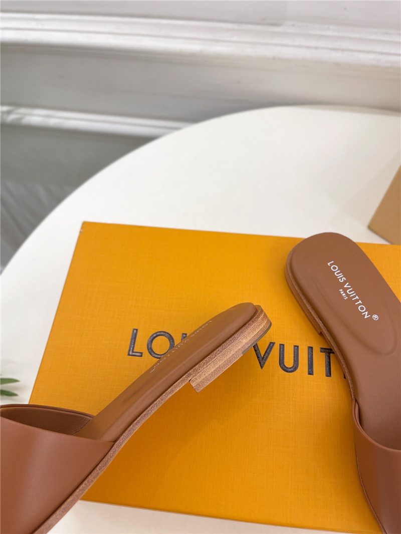l0vis Vvtt0n lv capri flat mule camel