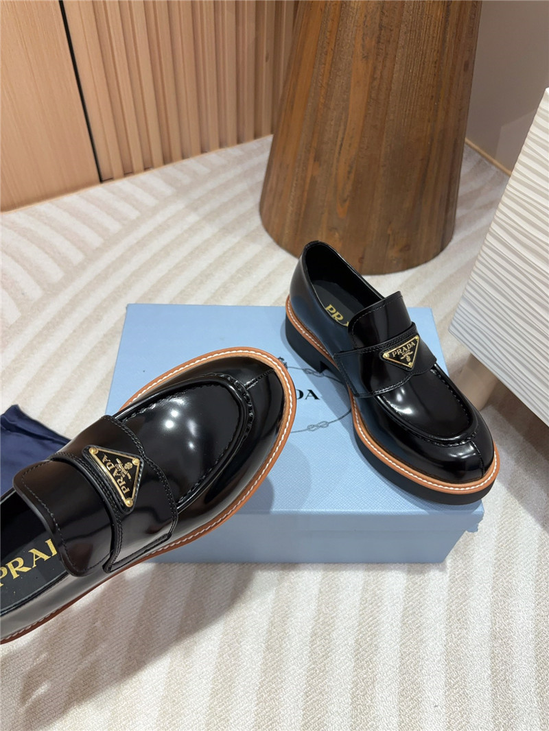 Pra*a black and beige chocolate patent leather loafers
