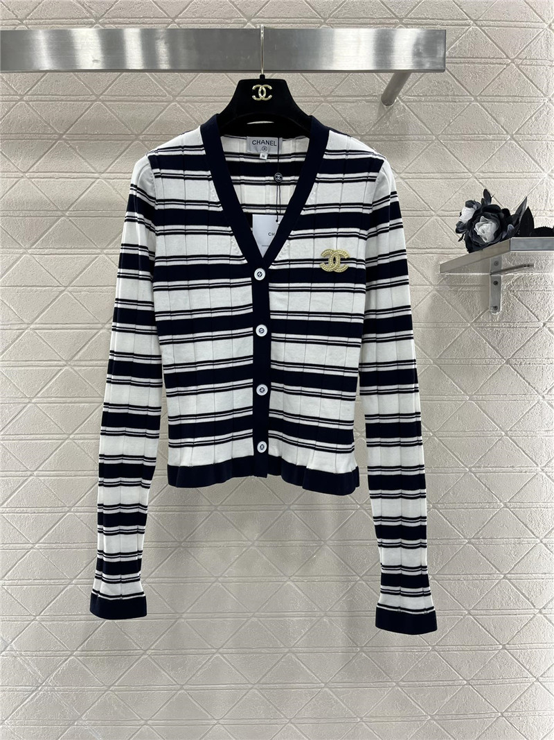 Ch**el brooch stripe v-neck cardigan black/white