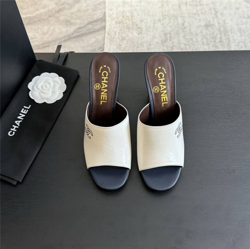 Ch**el white pattern chunky heel mule sandals