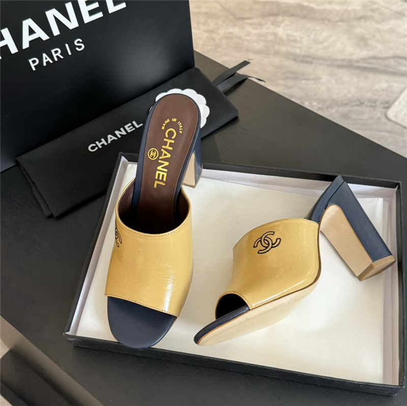 Ch**el beige pattern chunky heel mule sandals