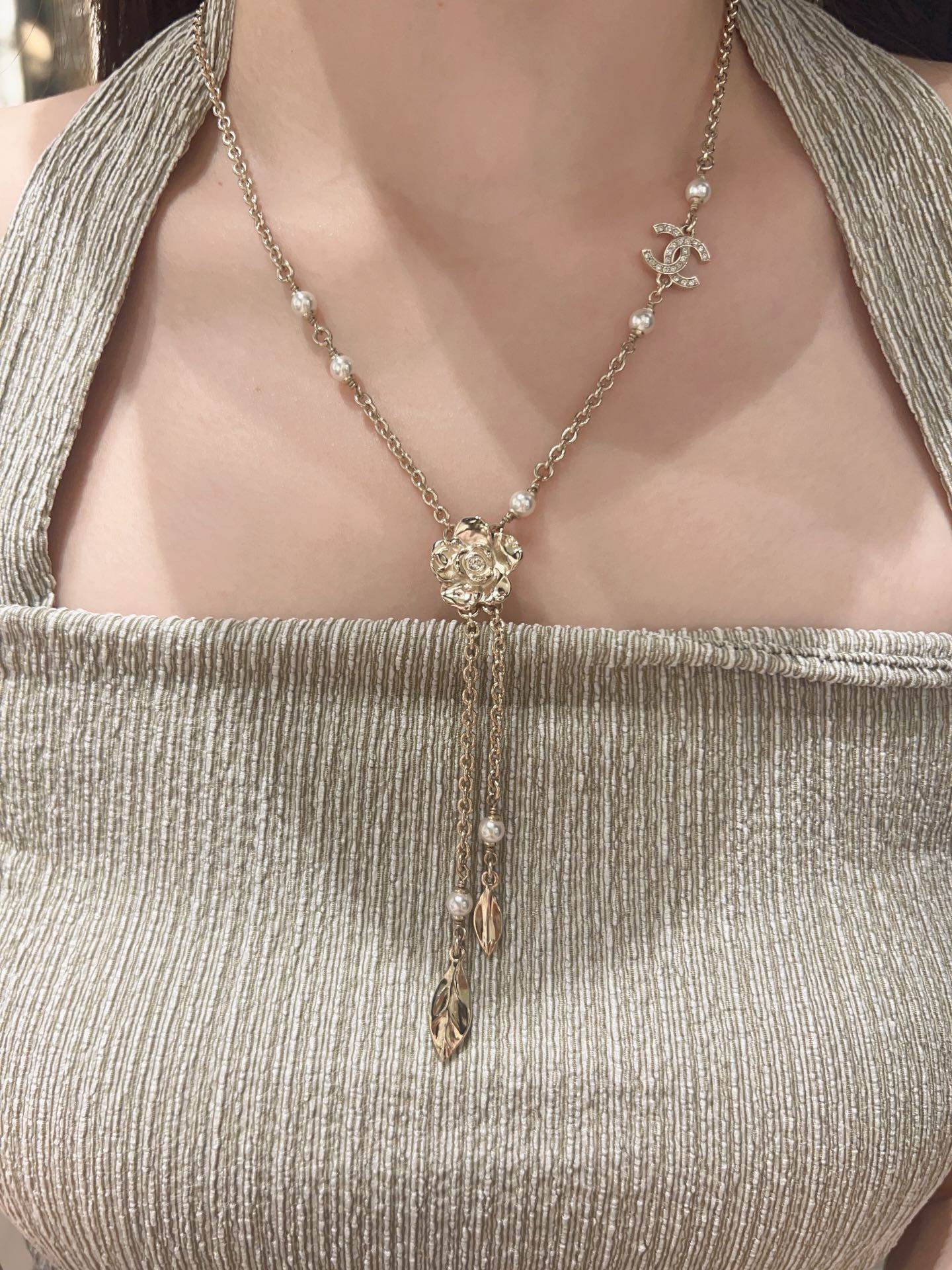 Ch**el camellia necklace