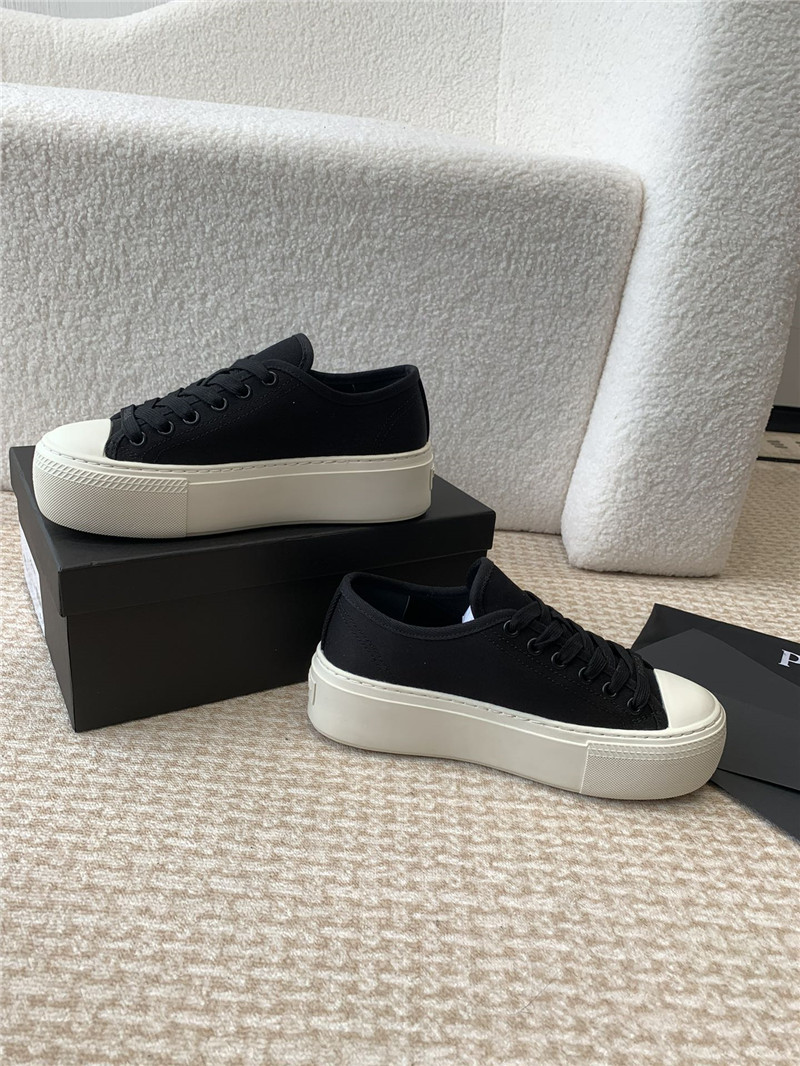 Pra*a women’s black laced canvas sneakers