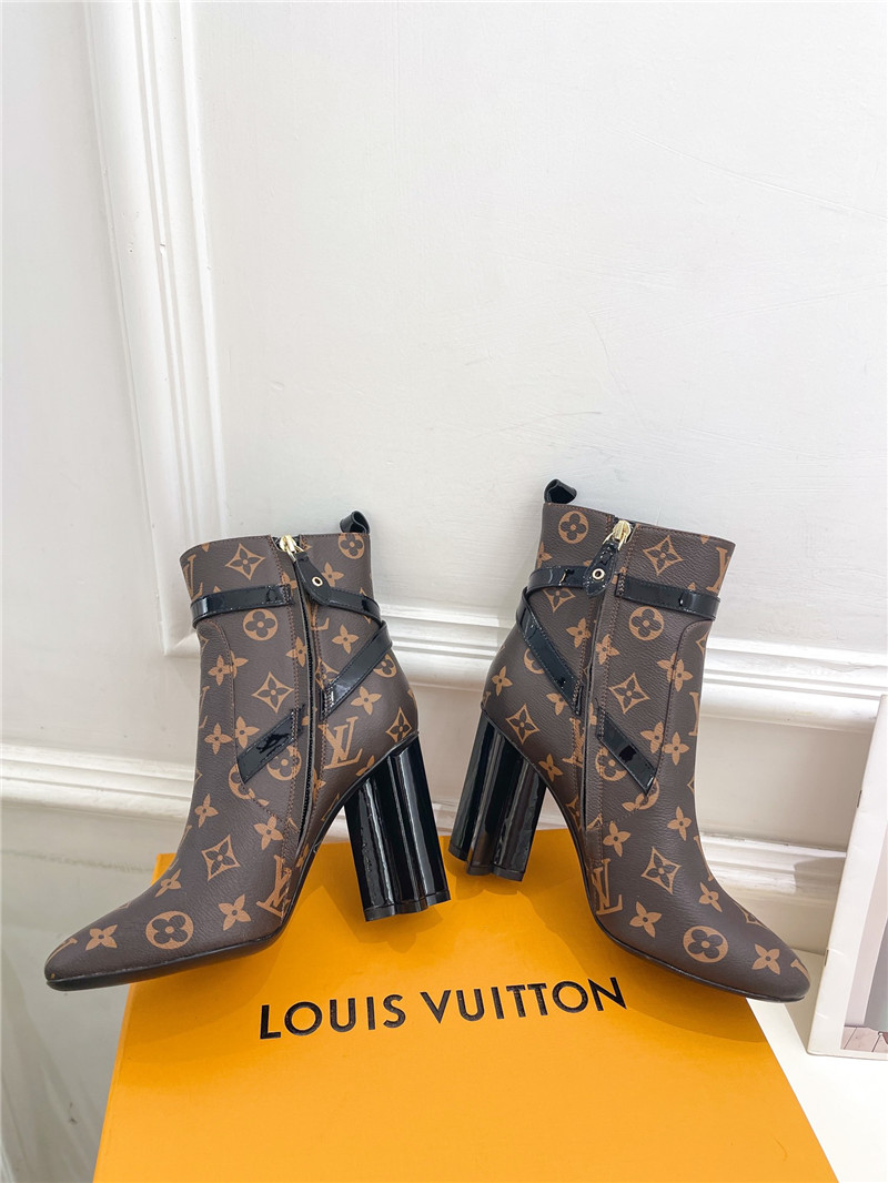l0vis Vvtt0n monogram silhouette ankle boots