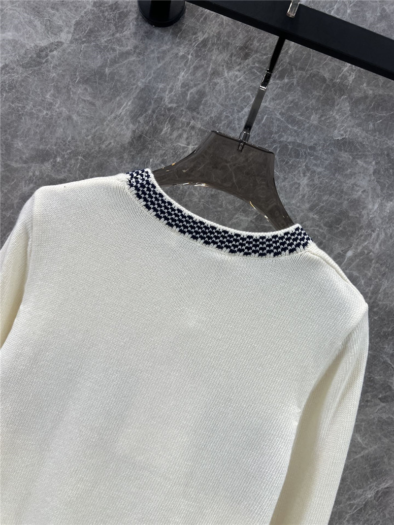 D10r logo trim contrast knit sweater in white