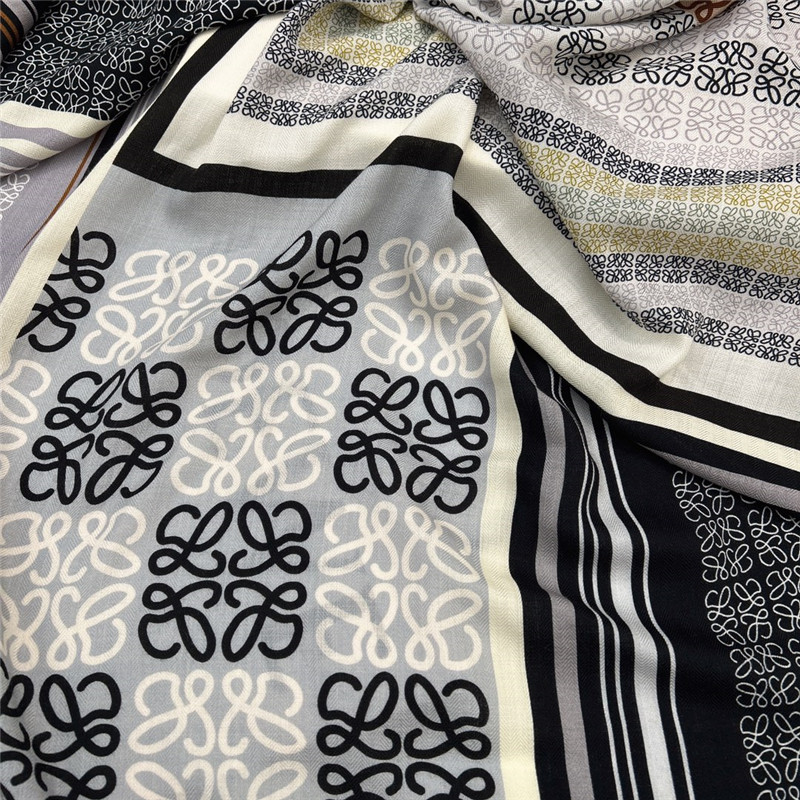 L0ew* line scarf