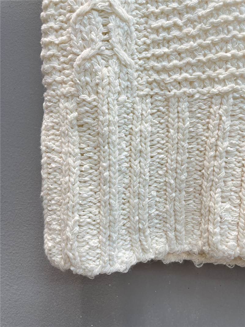 D10r v-neck wool blend knit vest in ecru