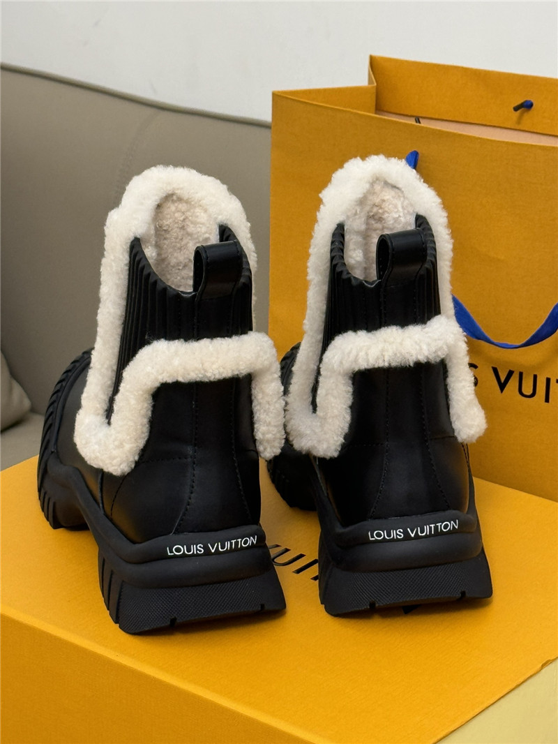 l0vis Vvtt0n ruby flat leather boots in black