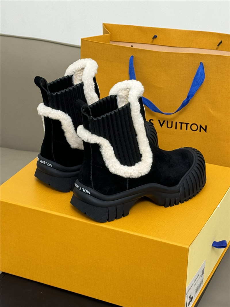 l0vis Vvtt0n ruby flat suede boots in black