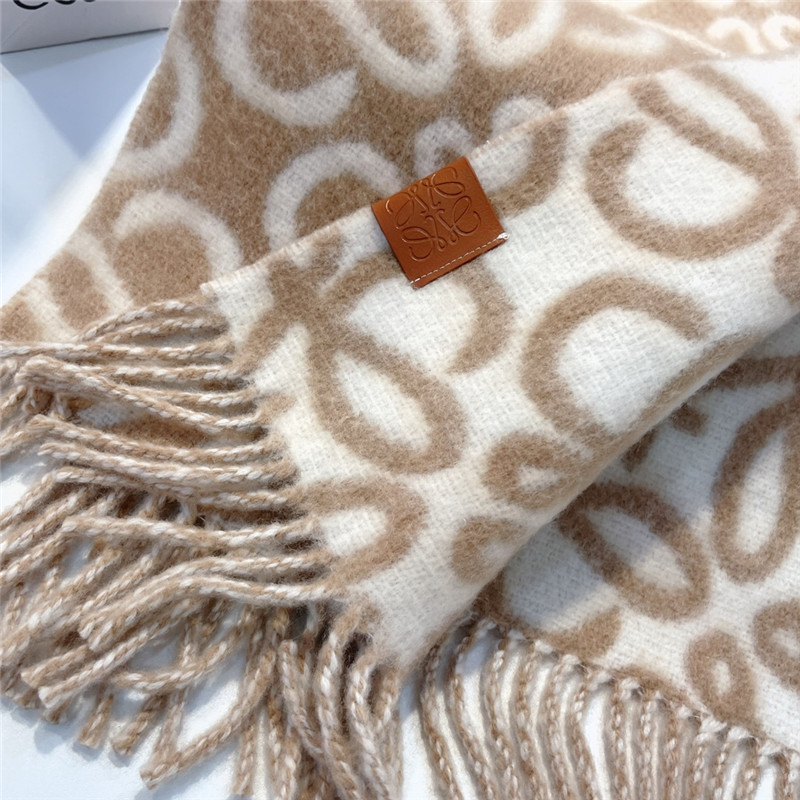 L0ew* wool scarf