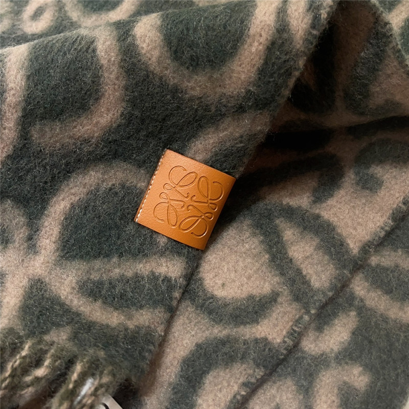 L0ew* wool scarf
