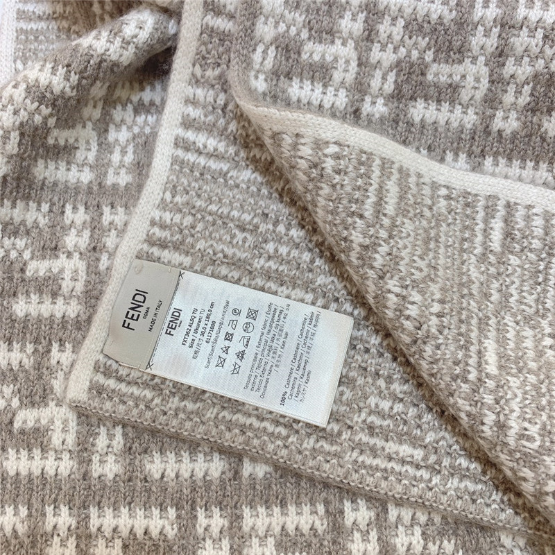 F**di contrasting monogram scarf