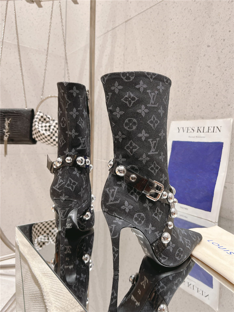 l0vis Vvtt0n black leather monogram boots