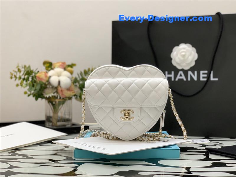 ch**el heart chain D1am0nd bag