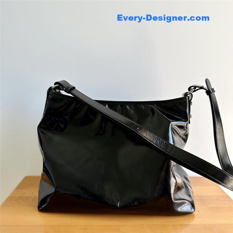 Y51 logo shoulder leather bag