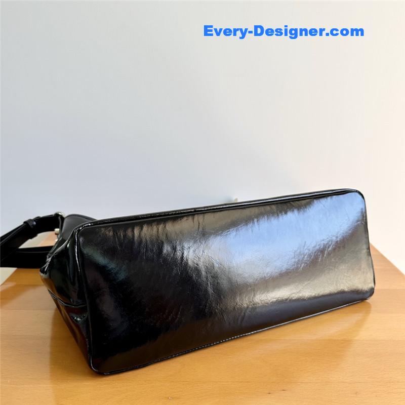 Y51 logo tote bag