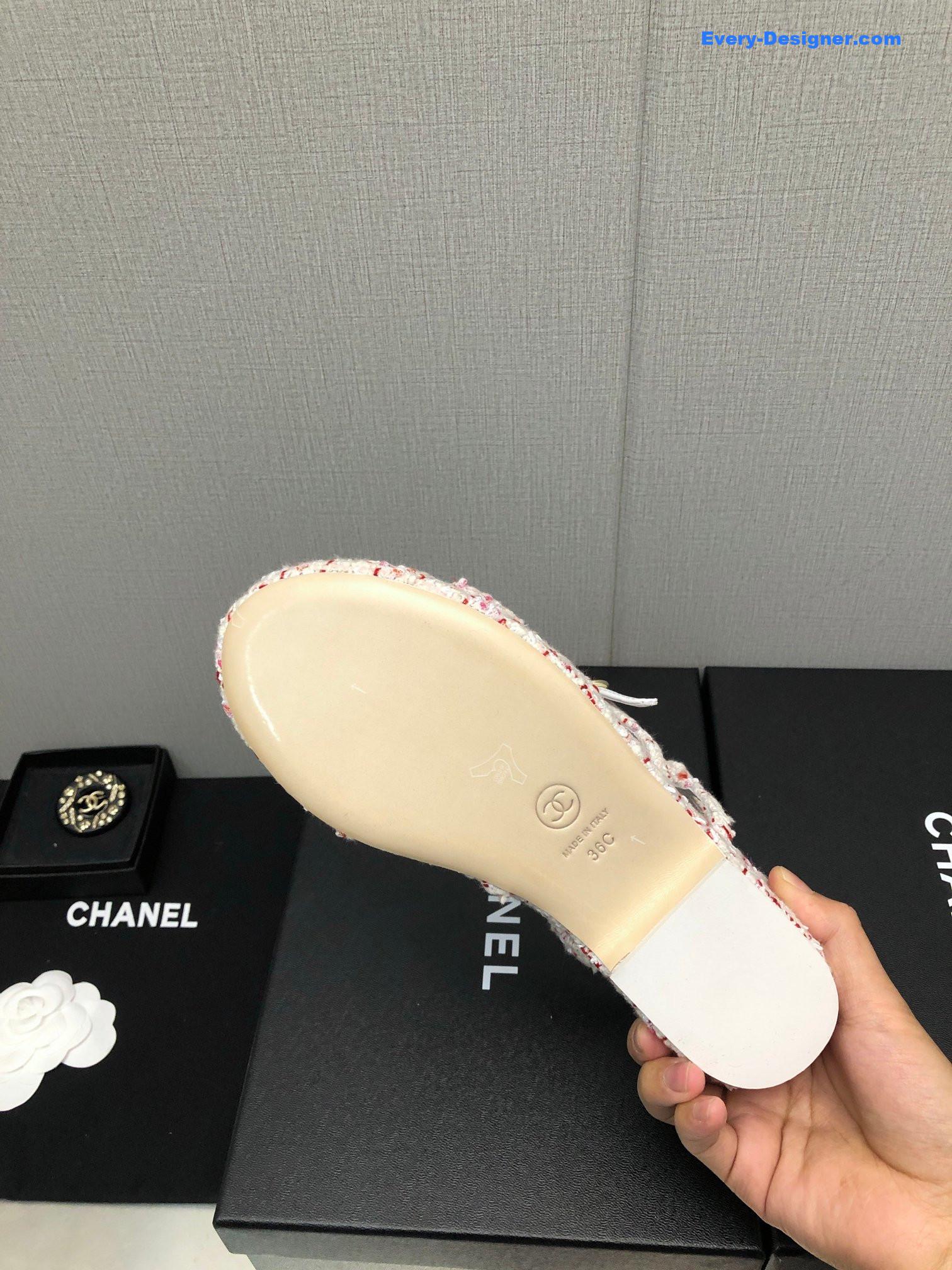 CC back metal logo sandals