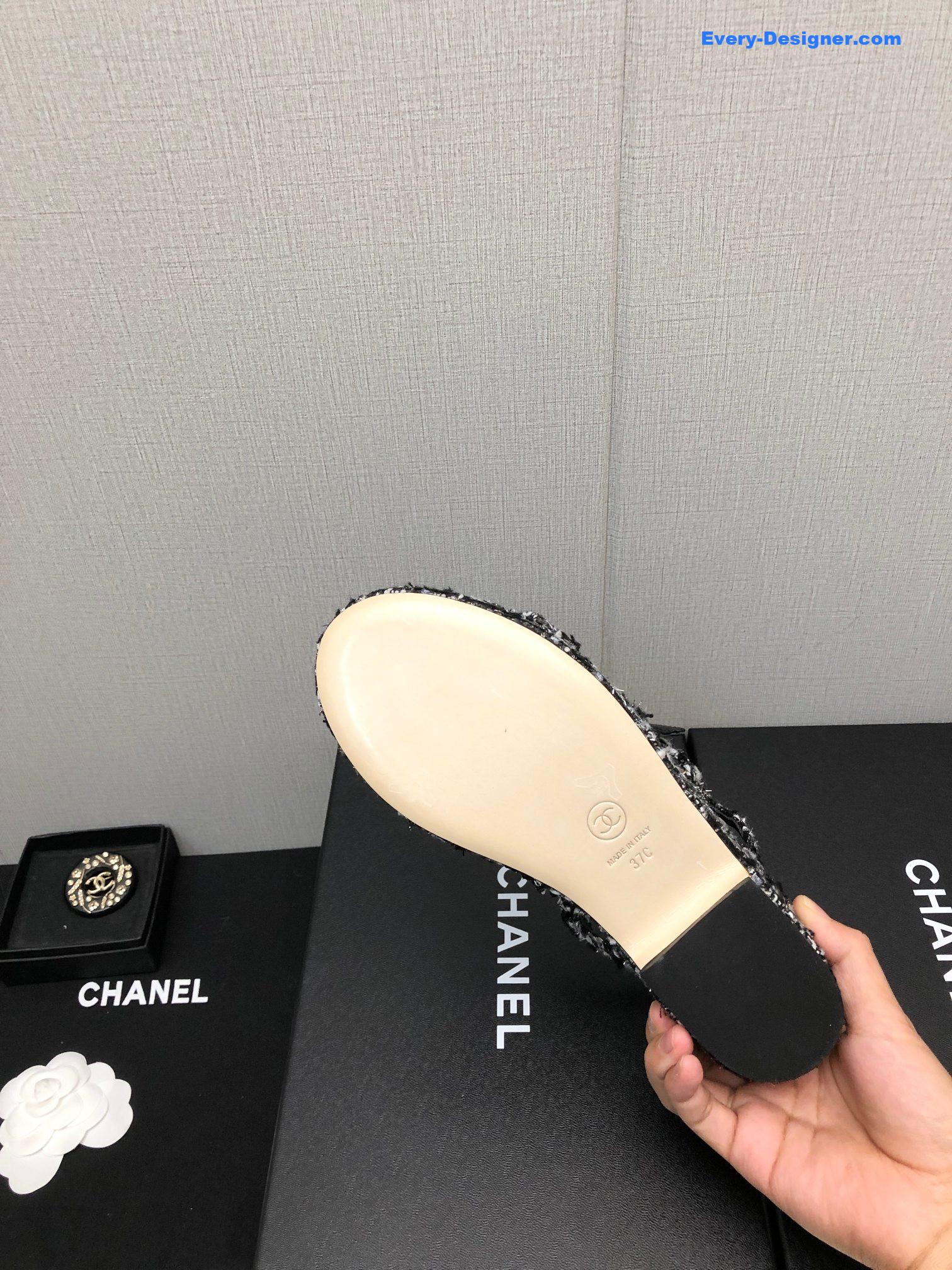 CC back metal logo sandals