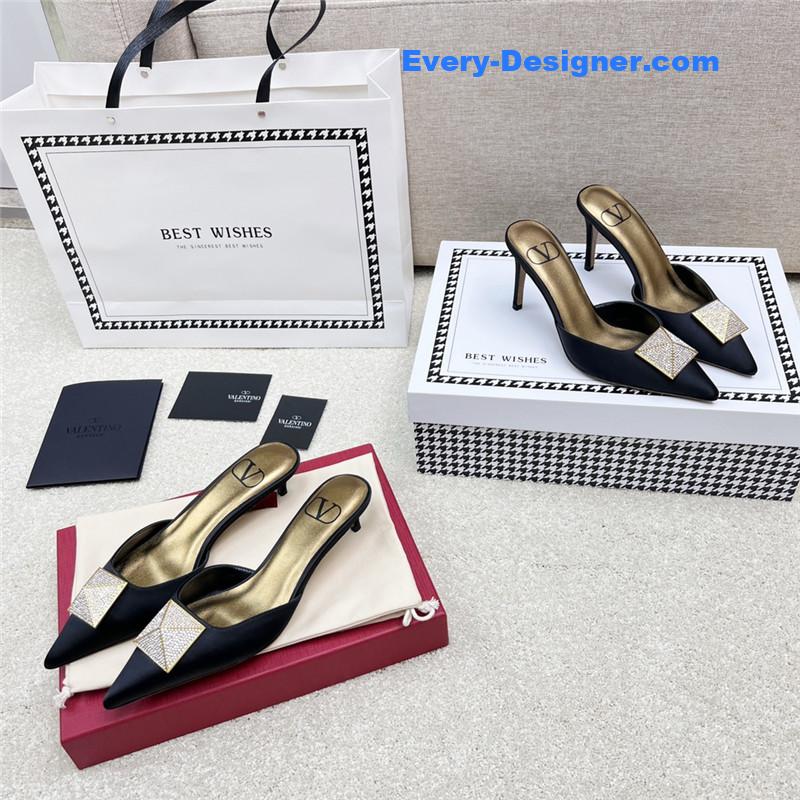 Va1e*ntin0 latest v logo buckle back air slippers
