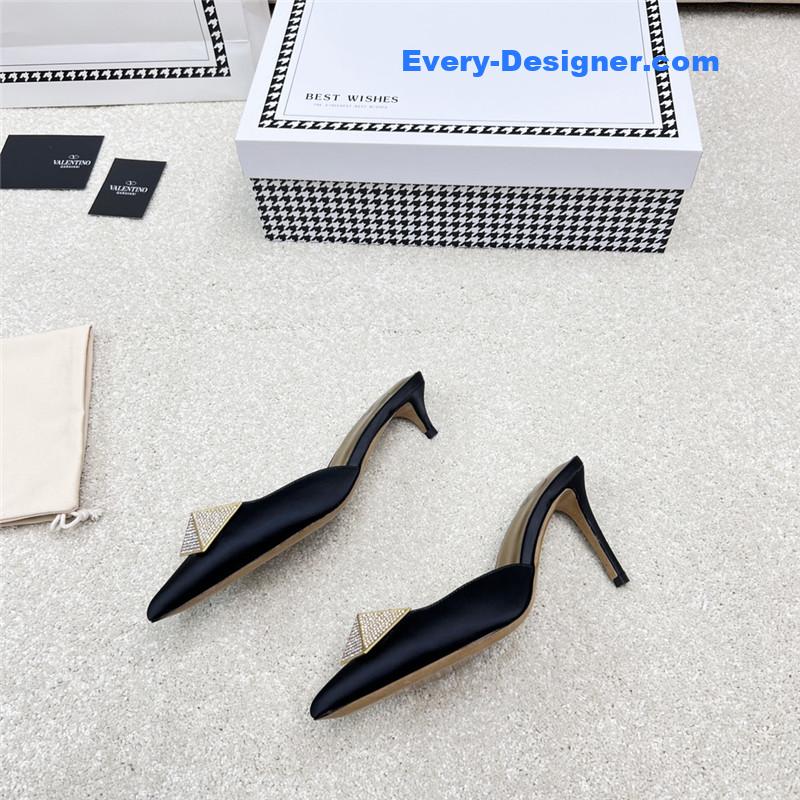 Va1e*ntin0 latest v logo buckle back air slippers